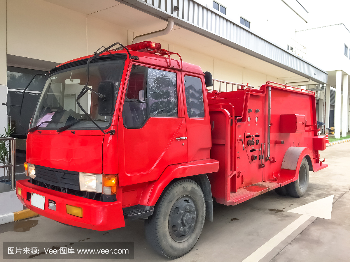 消防車或救護(hù)車停在工廠內(nèi)
