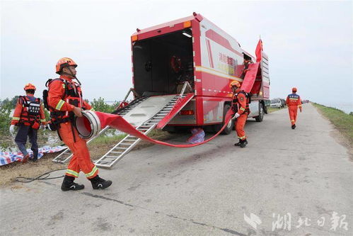湖北消防救援隊(duì)伍抵達(dá)湖南岳陽(yáng) 六條 水龍 吸水