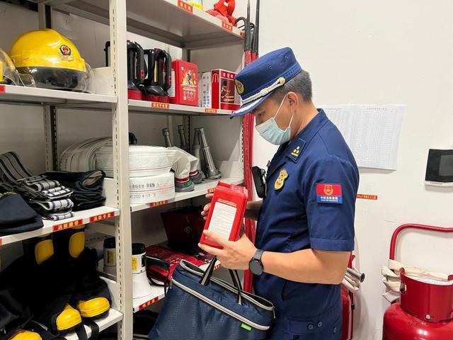 新疆克拉瑪依消防雷鋒服務(wù)執(zhí)法隊(duì)深入醫(yī)療機(jī)構(gòu)和隔離點(diǎn)開展線上線下安全檢查