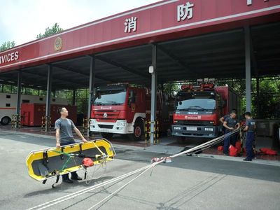 懸崖上的“舞蹈”丨德陽消防開展高角度山岳救援技術培訓